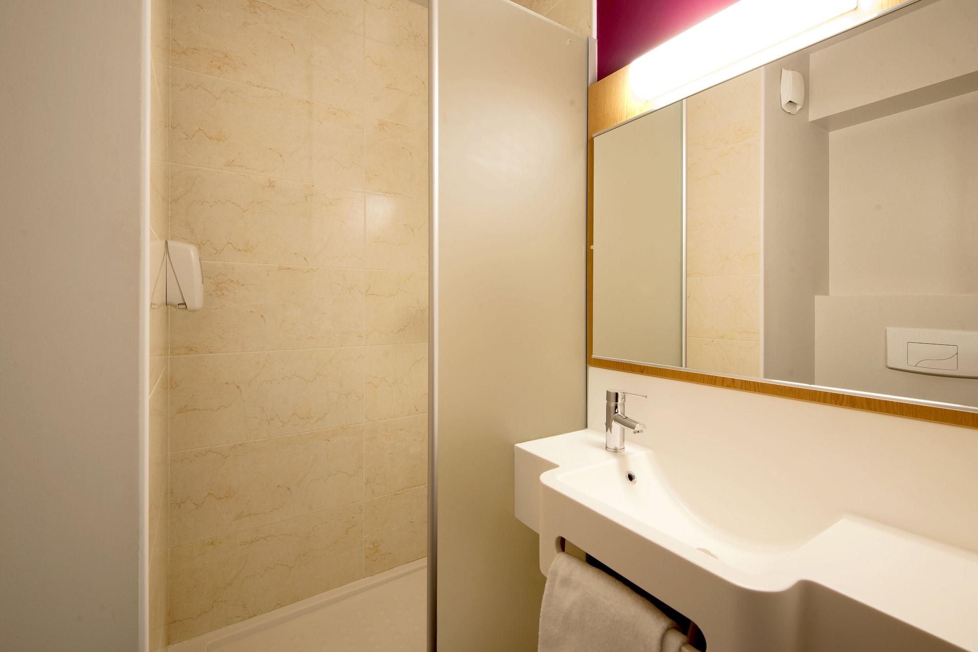B&B Hotel Lyon Eurexpo Chassieu Bagian luar foto