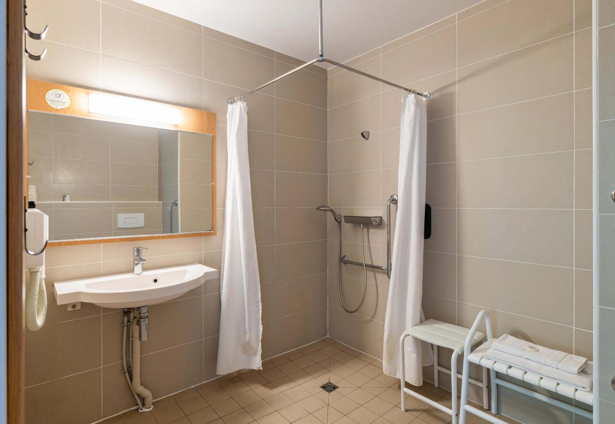 B&B Hotel Lyon Eurexpo Chassieu Bagian luar foto