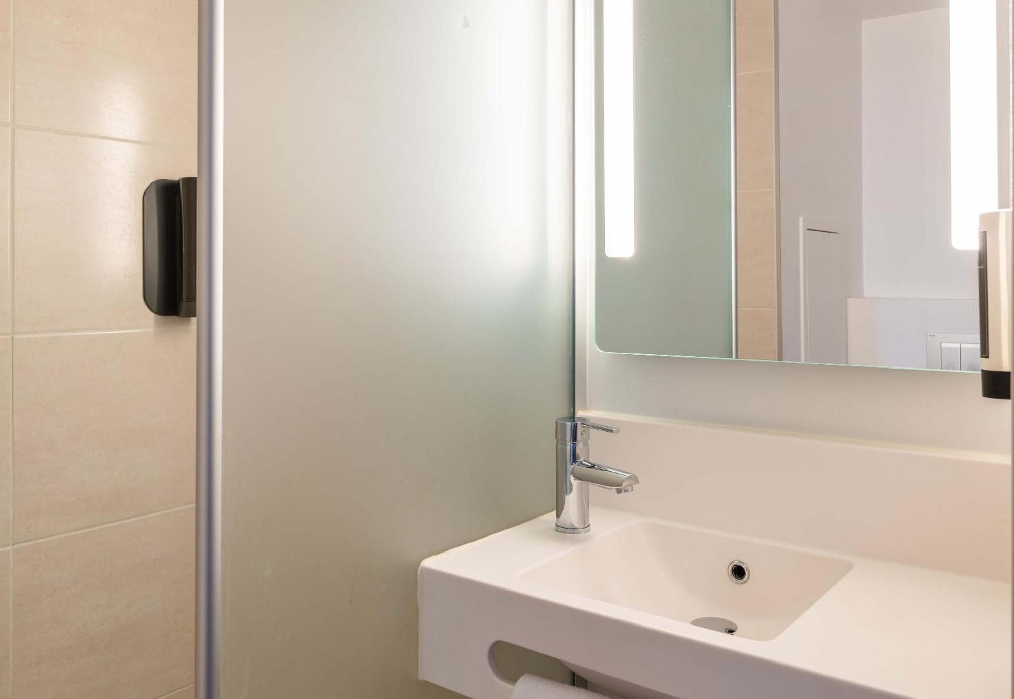 B&B Hotel Lyon Eurexpo Chassieu Bagian luar foto