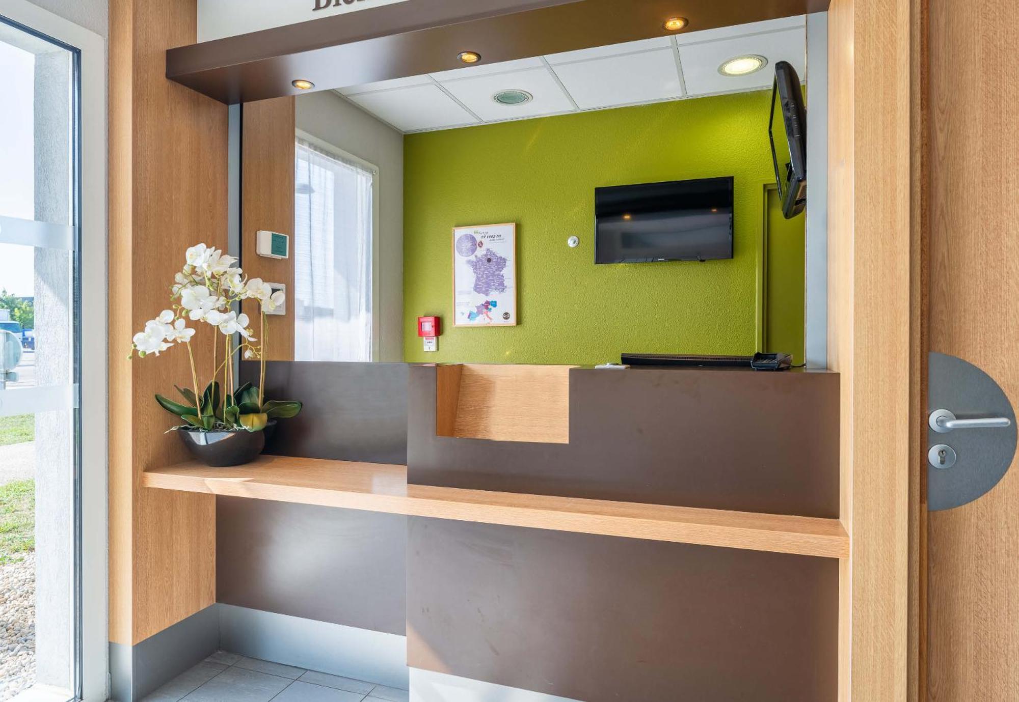 B&B Hotel Lyon Eurexpo Chassieu Bagian luar foto
