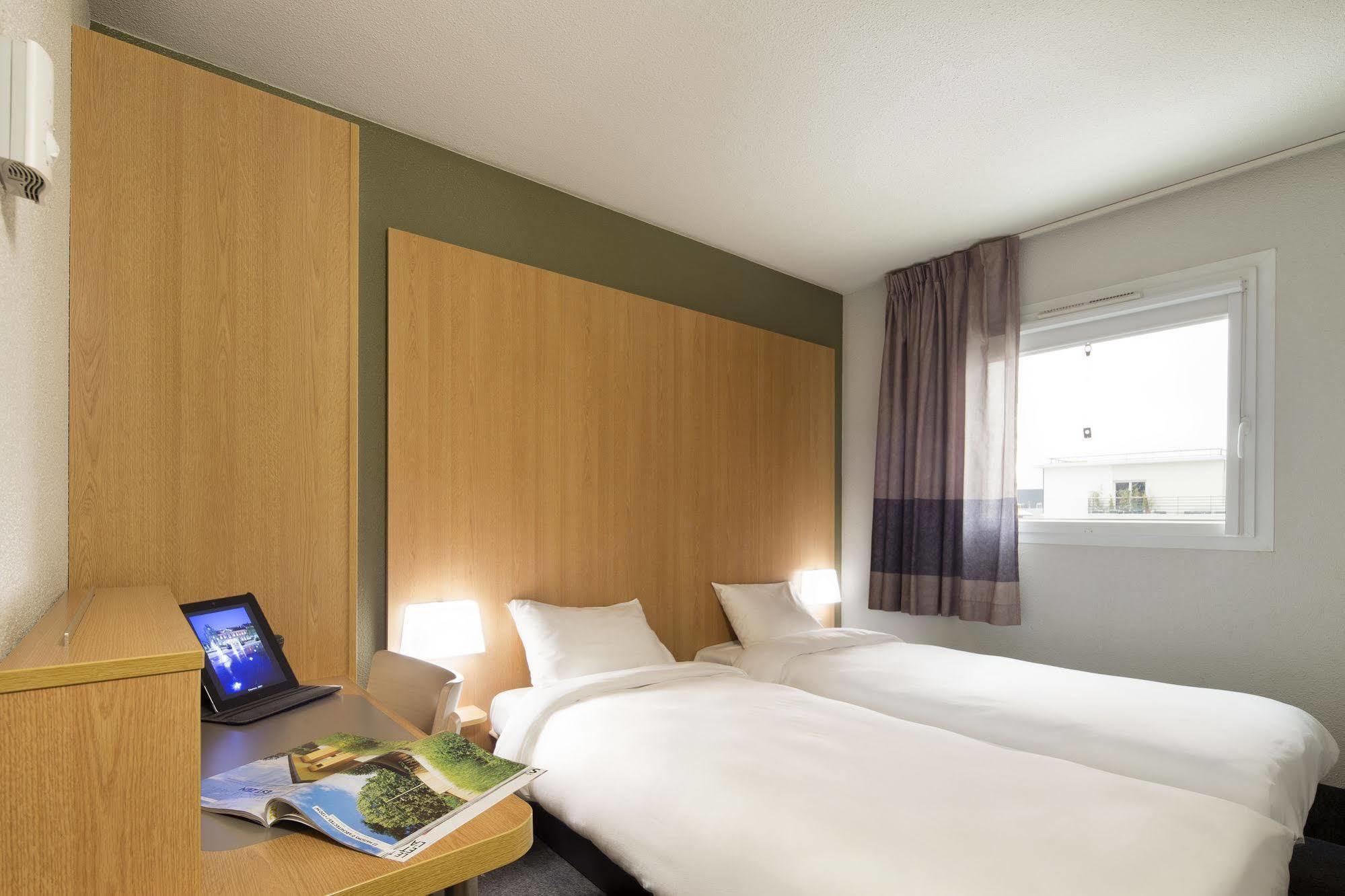 B&B Hotel Lyon Eurexpo Chassieu Bagian luar foto